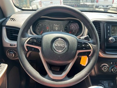 Used 2018 Jeep Cherokee Latitude AWD/4WD image 36