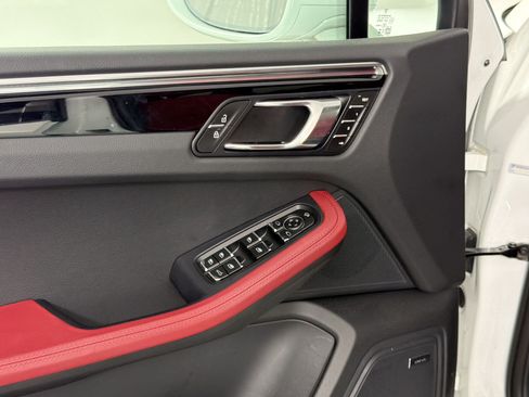 Certified 2025 Porsche Macan AWD/4WD image 15