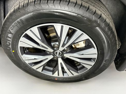 Used 2023 Nissan Rogue SV image 11