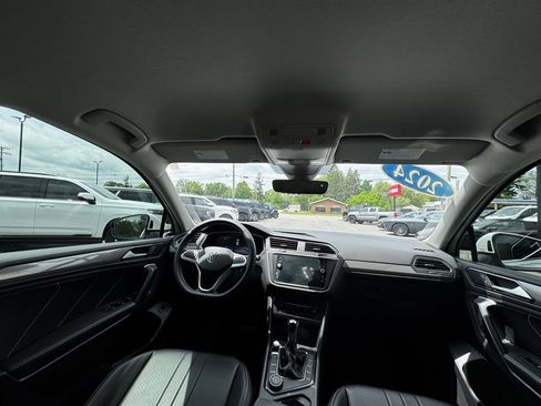 Used 2024 Volkswagen Tiguan SE AWD/4WD image 35