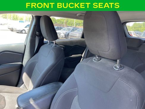 Used 2019 Jeep Cherokee Latitude w/ Popular Appearance Group FWD image 14
