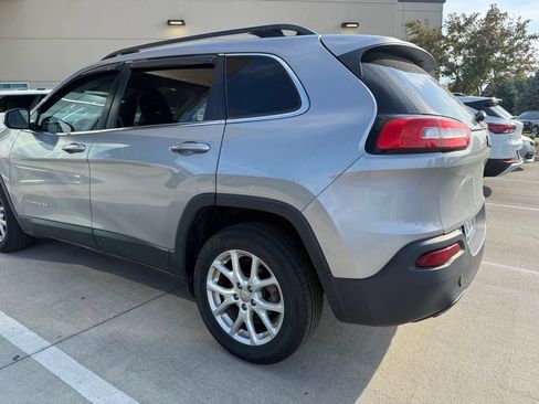 Used 2016 Jeep Cherokee Latitude FWD image 3