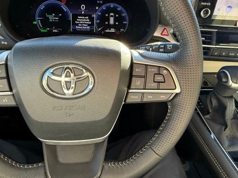 Used 2025 Toyota Sienna Platinum image 20