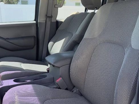 Used 2010 Nissan Frontier SE image 11