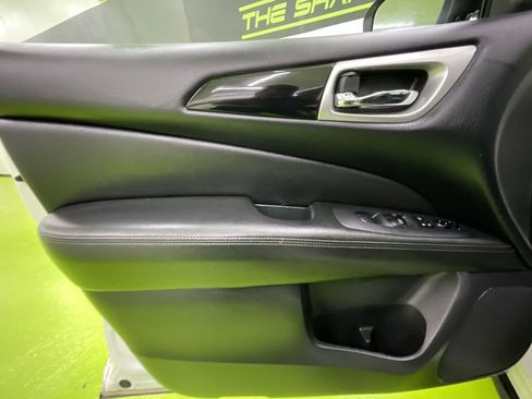 Used 2018 Nissan Pathfinder SV image 16