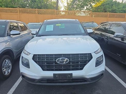 Used 2021 Hyundai Venue SE image 2