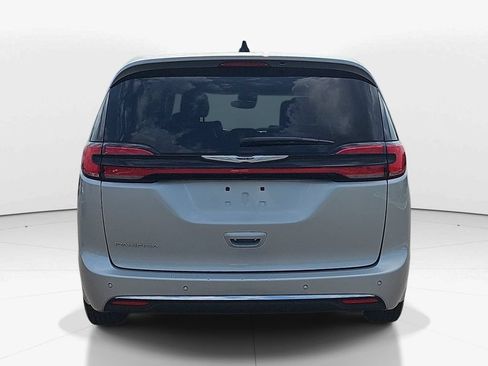 Used 2024 Chrysler Pacifica Touring-L FWD image 7
