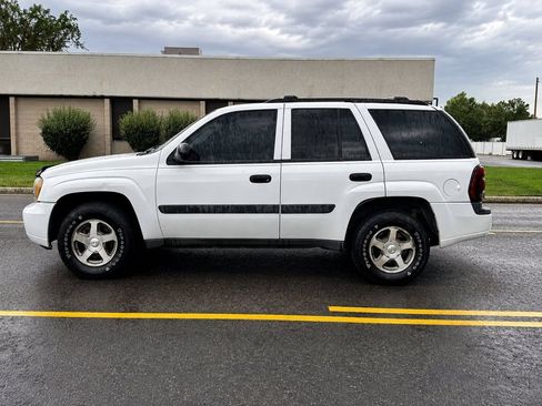 Used 2005 Chevrolet TrailBlazer LS w/ LS Preferred Equipment Group AWD/4WD image 2
