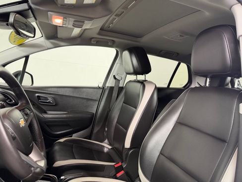 Used 2018 Chevrolet Trax Premier w/ Midnight Edition AWD/4WD image 11