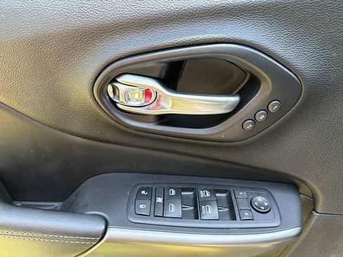 Used 2021 Jeep Cherokee Limited AWD/4WD image 16