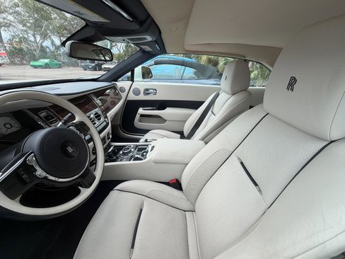 Used 2017 Rolls-Royce Dawn Convertible image 3