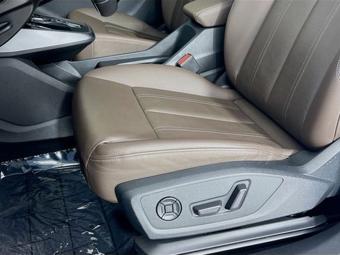 Used 2022 Audi Q4 e-tron Premium image 18