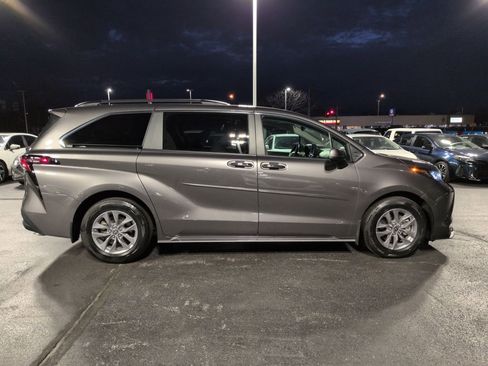 Used 2024 Toyota Sienna XLE image 6