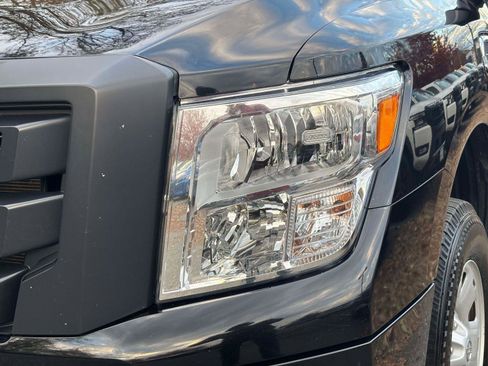Used 2022 Nissan Titan S image 10