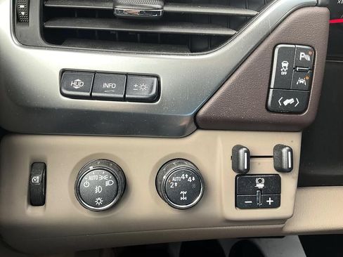 Used 2017 Chevrolet Suburban Premier AWD/4WD image 27