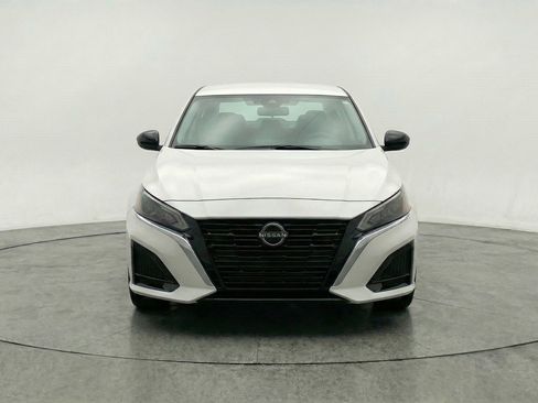 Used 2025 Nissan Altima 2.5 SV FWD image 2