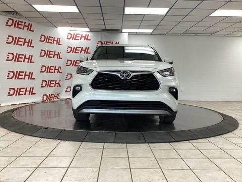 Used 2021 Toyota Highlander Platinum AWD/4WD image 2