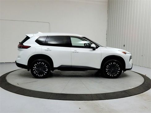 Used 2025 Nissan Rogue SL w/ Tech Package image 8