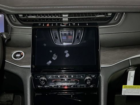 New 2025 Jeep Grand Cherokee Limited w/ Luxury Tech Group II AWD/4WD image 10