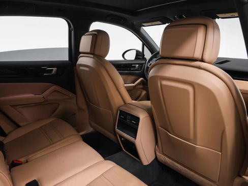 Certified 2023 Porsche Cayenne AWD/4WD image 25