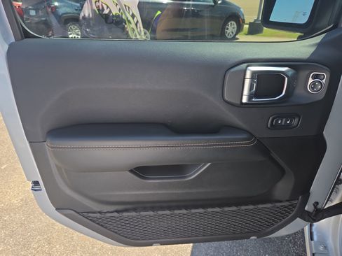 Used 2024 Jeep Wrangler Unlimited Sahara AWD/4WD image 6
