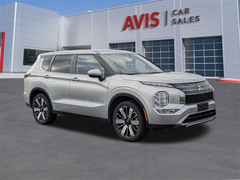 Used 2025 Mitsubishi Outlander SE image 9