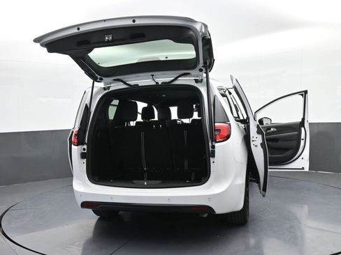New 2026 Chrysler Pacifica Select image 73