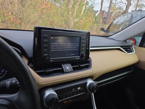 Used 2021 Toyota RAV4 LE image 18