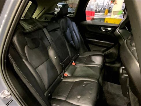 Used 2022 Volvo XC60 B5 Momentum w/ Climate Package image 20