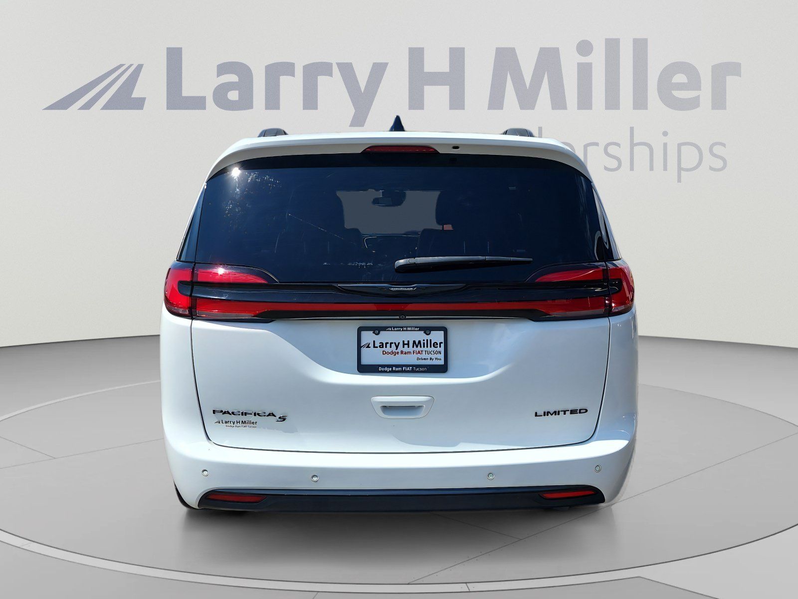 Used 2023 Chrysler Pacifica Limited w/ S Appearance Package FWD image 4