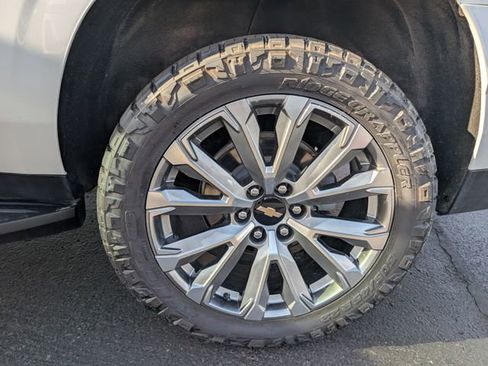 Used 2025 Chevrolet Suburban High Country image 23