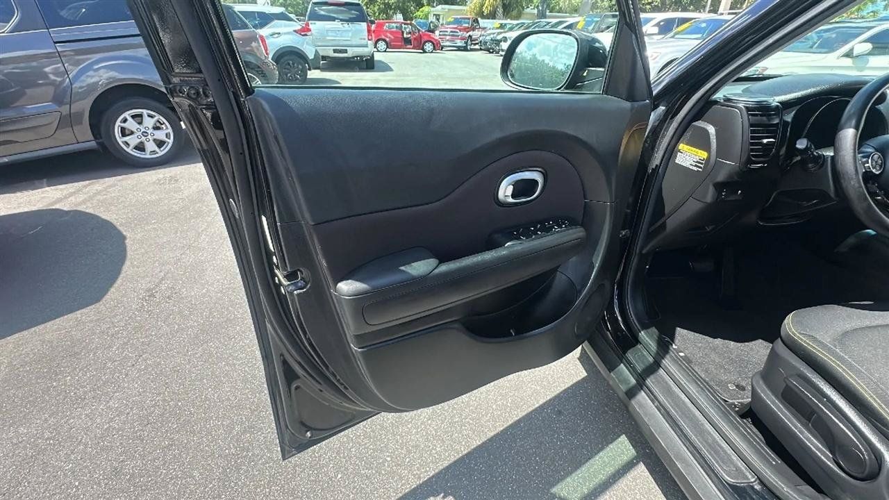 Used 2016 Kia Soul + FWD image 19