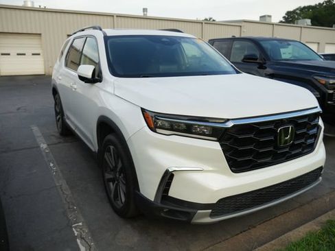 Used 2025 Honda Pilot Elite image 1