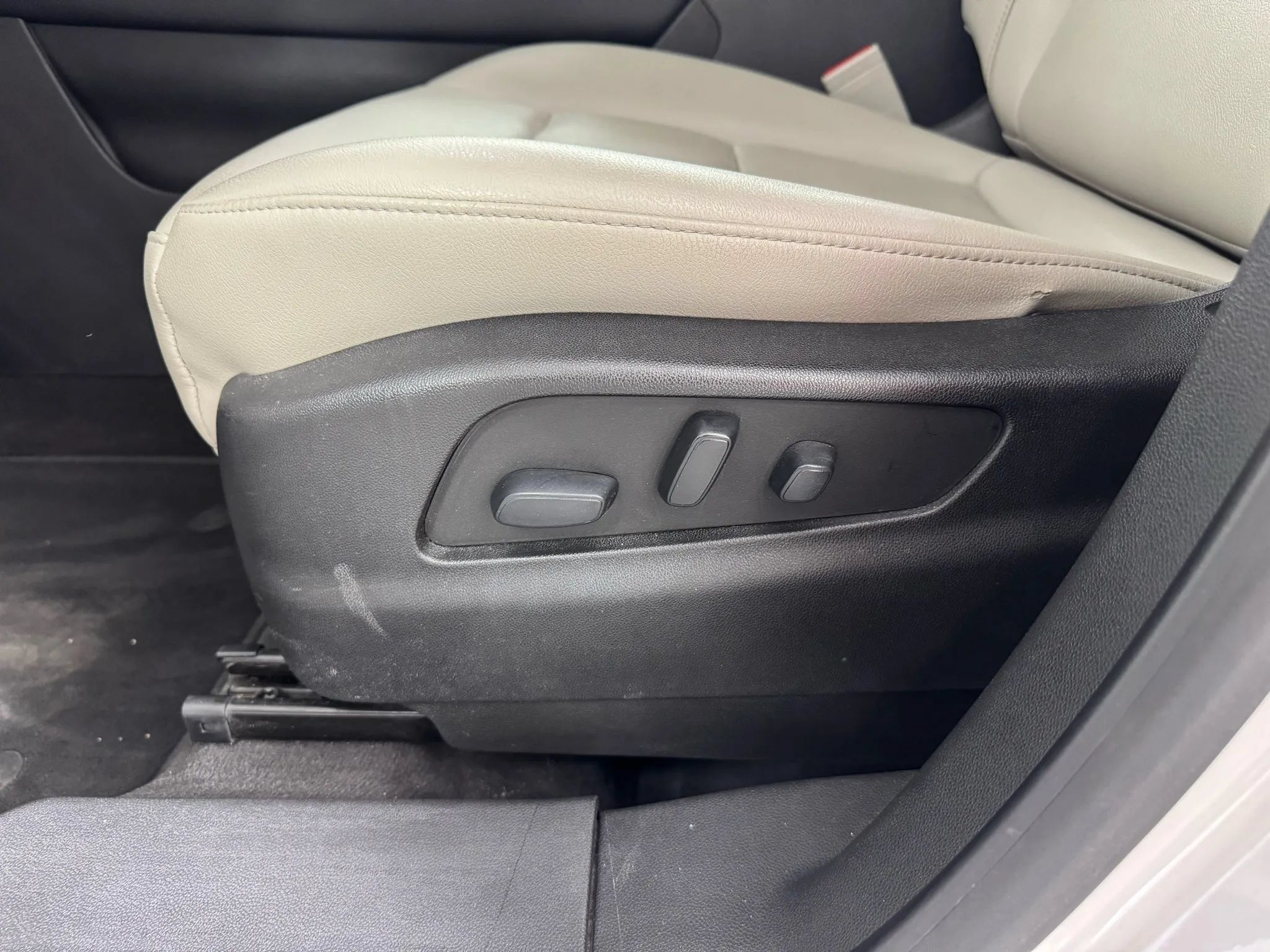 Used 2019 Cadillac XT4 Luxury w/ Cold Weather Package AWD/4WD image 35