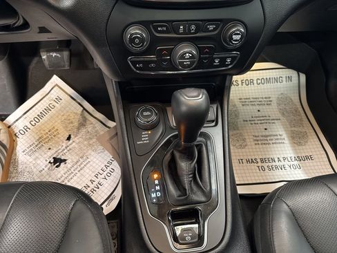 Used 2020 Jeep Cherokee Limited image 18