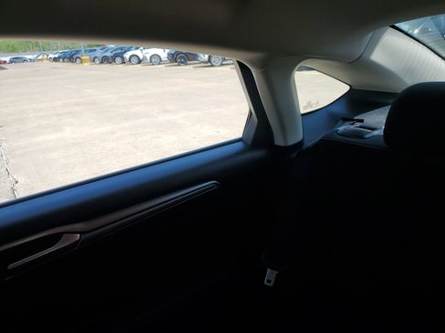 Used 2018 Ford Fusion SE w/ Fusion SE Technology Package FWD image 13
