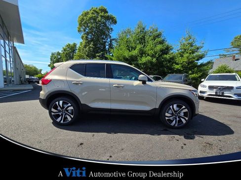 Used 2025 Volvo XC40 B5 Plus w/ Climate Package image 10