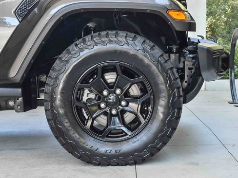 Used 2022 Jeep Gladiator Willys image 10