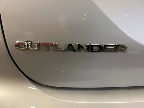 Used 2022 Mitsubishi Outlander ES image 32