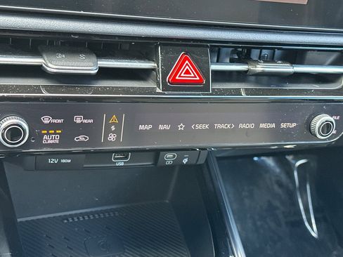 Certified 2025 Kia Niro EX image 24