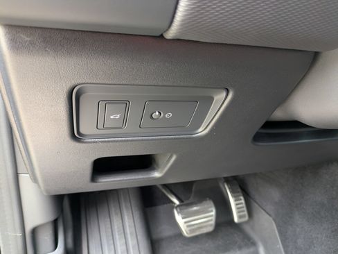 Used 2023 Land Rover Discovery Metropolitan Edition AWD/4WD image 17