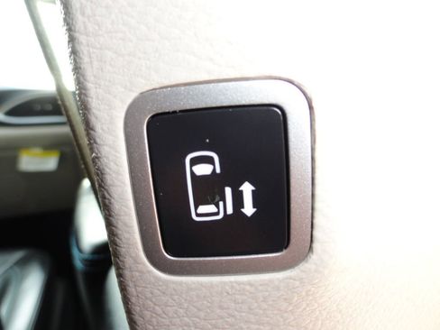 Used 2021 Chrysler Pacifica Touring-L image 29