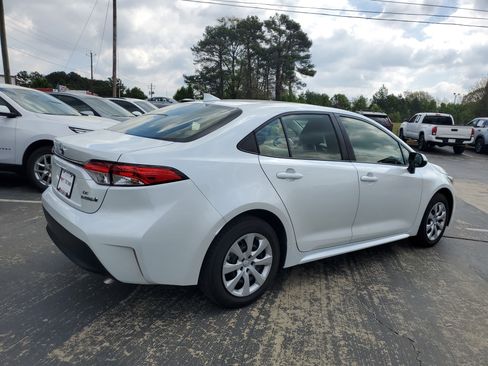 Used 2024 Toyota Corolla LE image 6