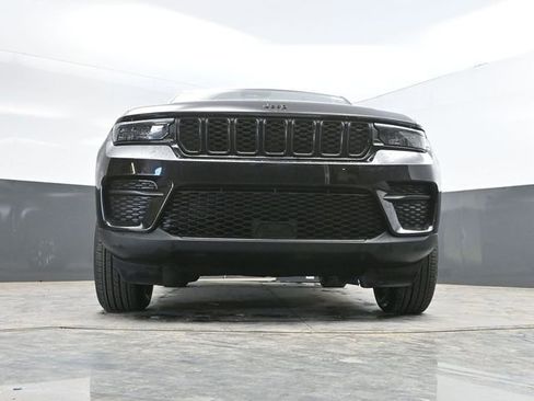 Used 2025 Jeep Grand Cherokee Altitude AWD/4WD image 46