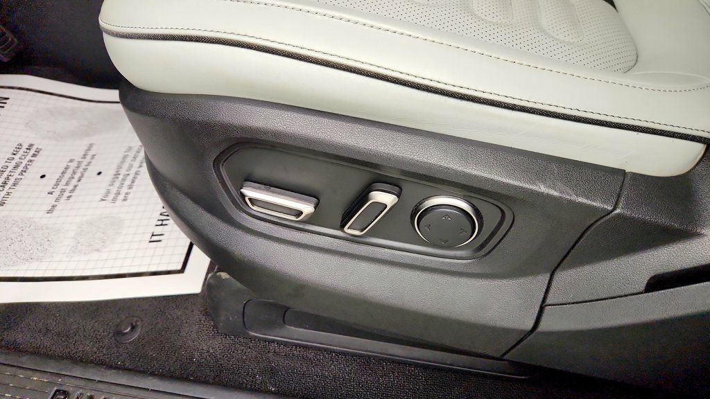 Used 2025 Rivian R1S Adventure Dual AWD/4WD image 12