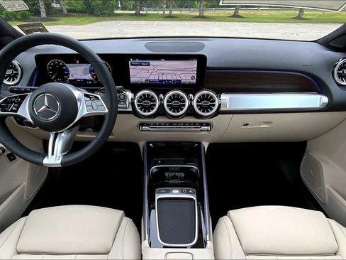 New 2025 Mercedes-Benz GLB 250 4MATIC image 5