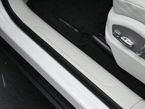 Certified 2025 Porsche Macan image 14