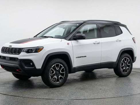 Used 2025 Jeep Compass Trailhawk image 3