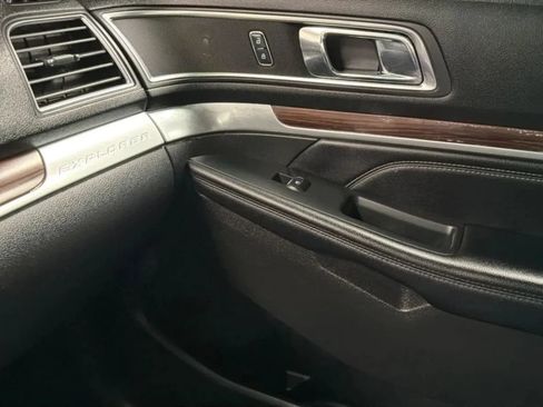 Used 2018 Ford Explorer Limited FWD image 16