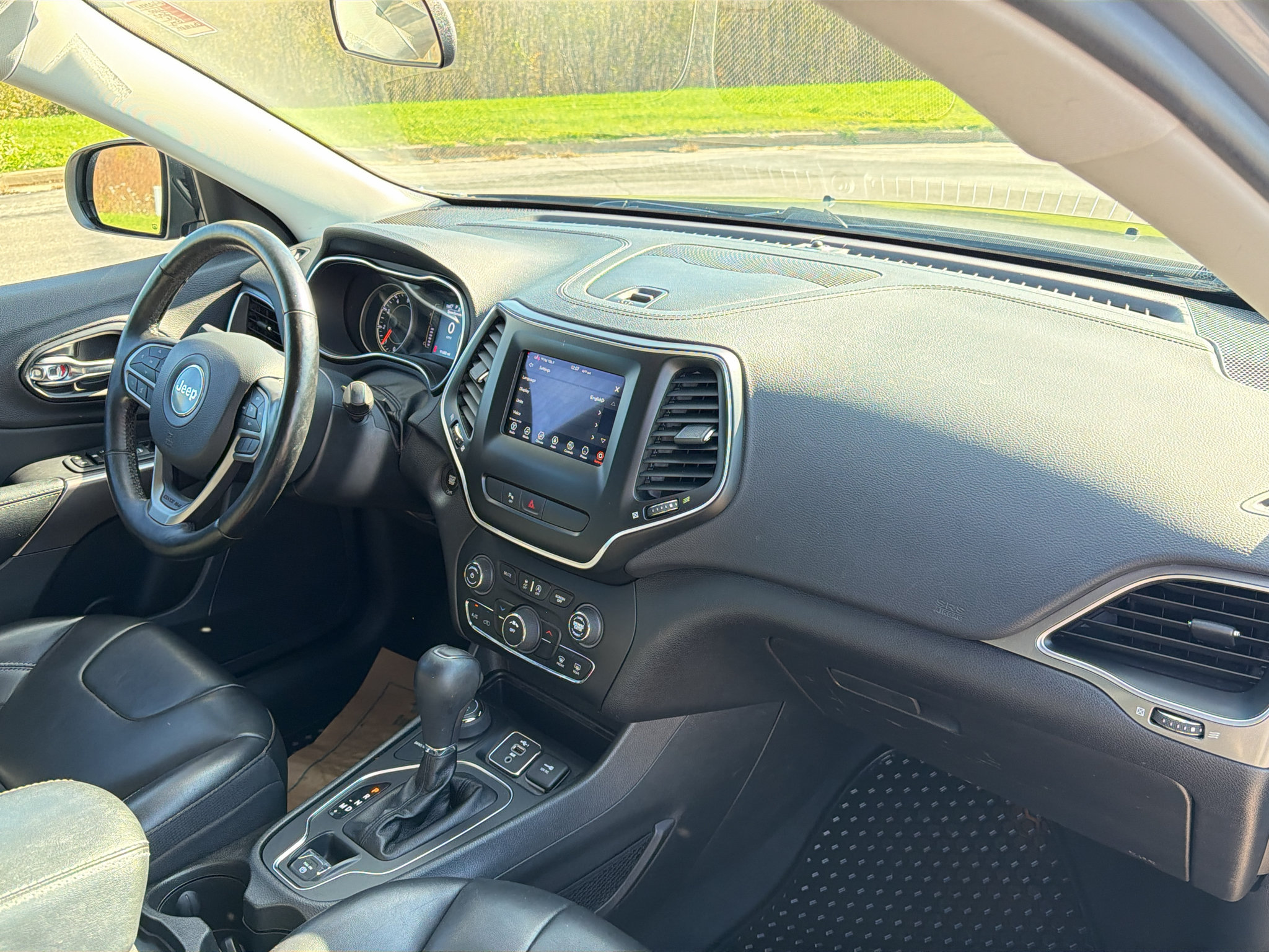Used 2020 Jeep Cherokee Latitude Plus w/ Cold Weather Group AWD/4WD image 26